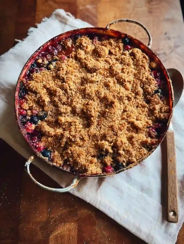 Quick desserts to bake - berry fruit crisp in baking dish